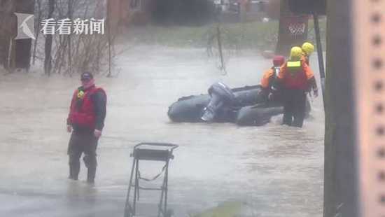 美国暴雨多地被淹 数百辆汽车完全浸泡在水中 只能看见一个个车顶