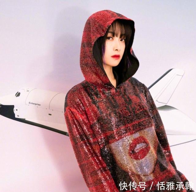 宋茜的造型真个性,红亮片卫衣裙已夺人眼球,侧