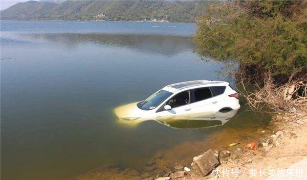 梦见车子掉进水里!