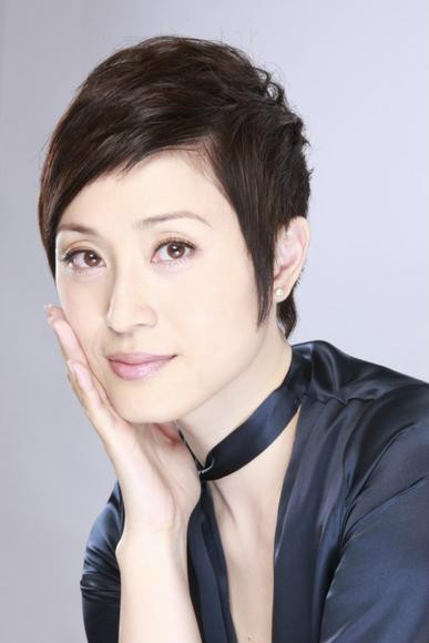 她是香港小姐,刚出道就和星爷刘德华合作,感情