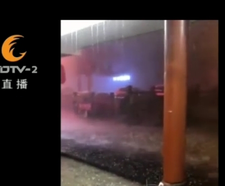 都江堰突降汤圆大冰雹 网友直呼被吓醒 气温