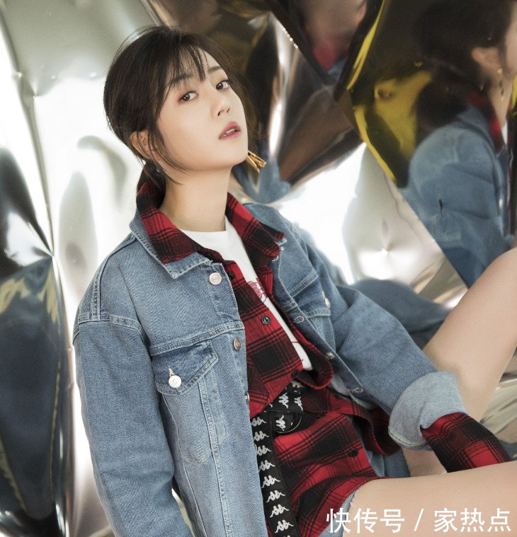 李溪芮解约后首次碰上杨幂,穿灯串裙闪亮登场