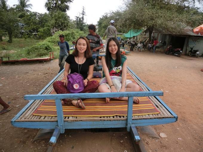 世上独一无二的竹火车就在柬埔寨,司机用根竹竿撑着前进,坐一次