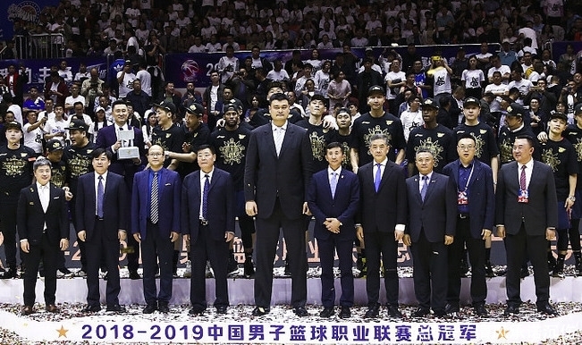 CBA总决赛颁奖:姚明全程黑脸镜头一直对着拍