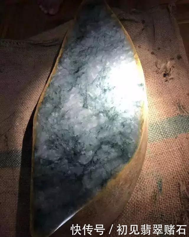 上班族花5.8万砍下翡翠赌石,一刀切出天价飘色手镯! yg电子平台