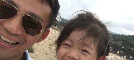 小菲少见晒出儿女照片, 一家人围着桌子吃饭, 感