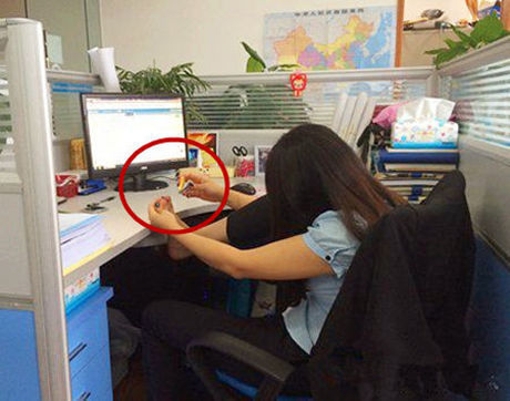 搞笑图片gif妹子吻坏人美女:裙子,你穿这美女太紧了,还走的图片