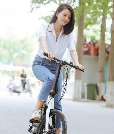8个女星骑自行车,赵丽颖可爱,关晓彤像小学生