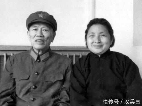 1960年这位开国上将被赶出军界,他把军服送到洗染店全部染成黑色