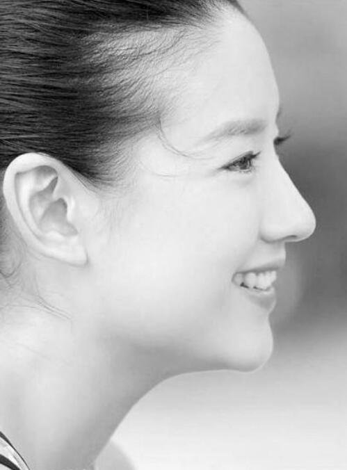 41岁赵薇侧颜秒杀25岁周冬雨,只有这个地方美了侧颜才能美!