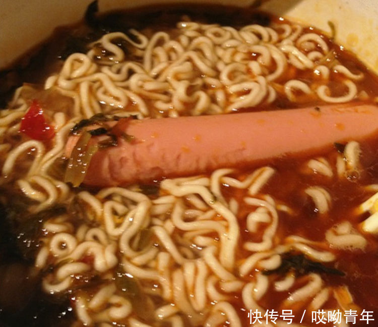 小伙为证明泡面多吃无害,拿自己的身体做实验