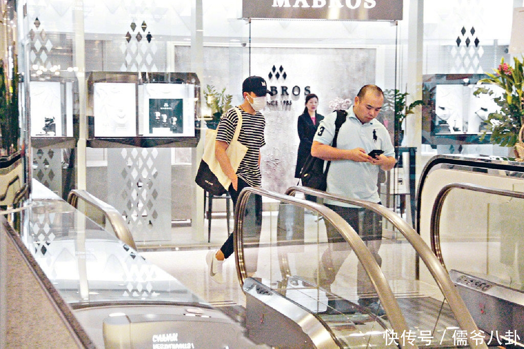 刘恺威离婚后首现身,如杨幂般抵调打扮,看来都