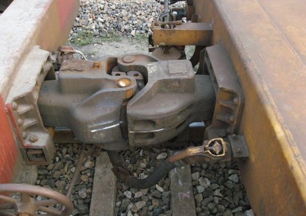 火车车厢连接挂钩是什么材质
