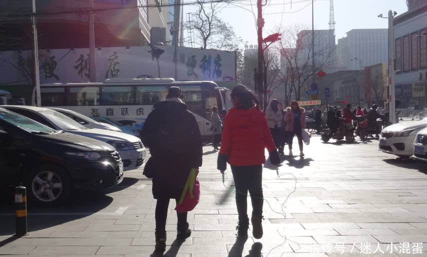 锦州中央大街一停车场女孩一边走路一边跳绳