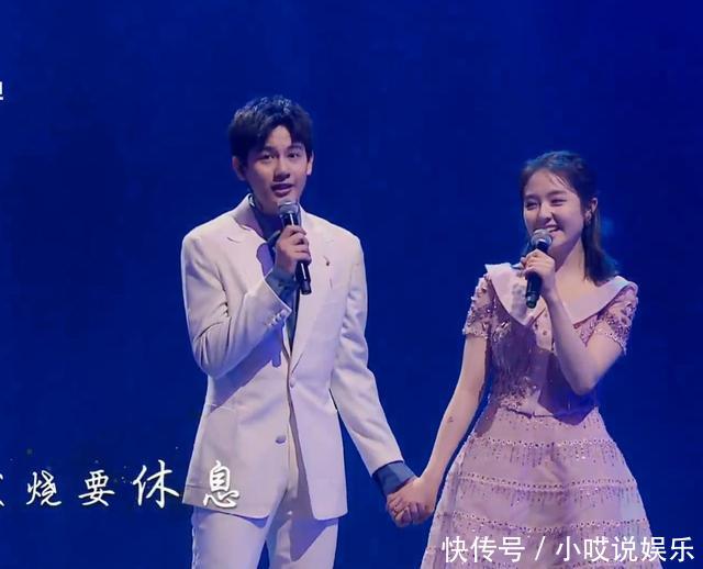 胡先煦李兰迪牵手献唱太甜了,台下前辈全程姨