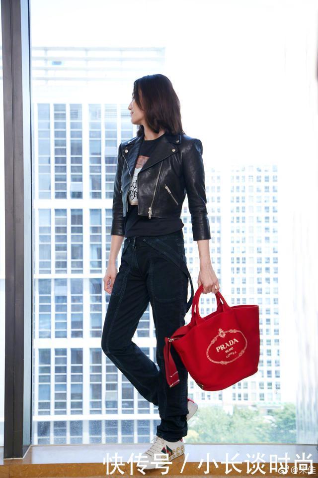 38岁宋佳真敢穿!牛仔服打个结当裙子穿实力减