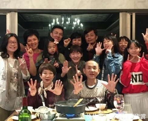 小S晒全家大合照,玻尿酸脸笑得僵硬,3个女儿 高