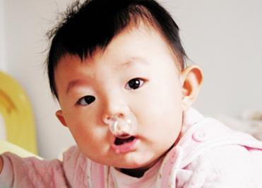 三岁宝宝由于早产经常吃消炎药, 一次感冒却不