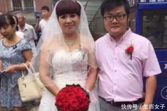 24岁男子娶42岁富婆，他表示不是看中钱财，众人都笑而不语