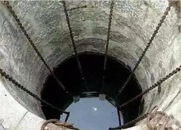 老北京有一口锁龙井，曾有人下到井底，捡到一件铁器