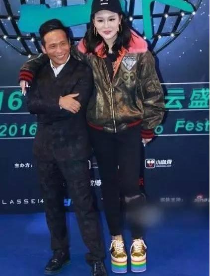 赵本山女儿赵一涵和宋小宝一起出演活动照片