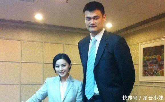 众星和姚明合影,只有杨幂最聪明!