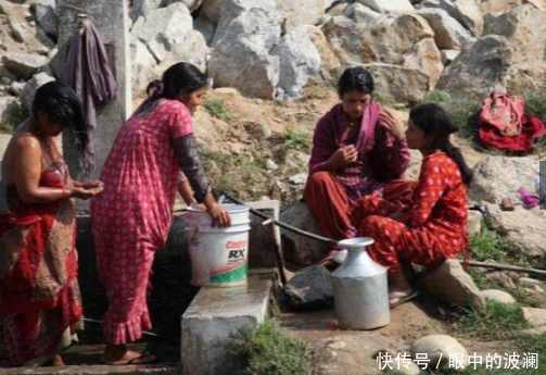 这里的女人一生要结两次婚，8岁就做新娘，随处可见美女当街洗澡