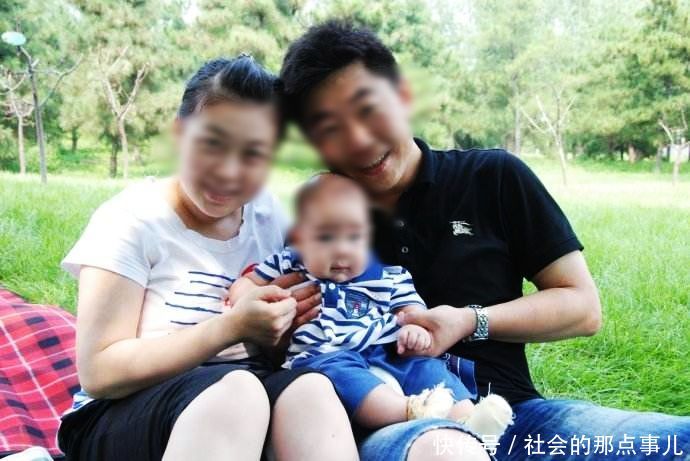 2岁儿子总是往床底下爬，妈妈打开手电筒照射，瞬间忍不住泪崩