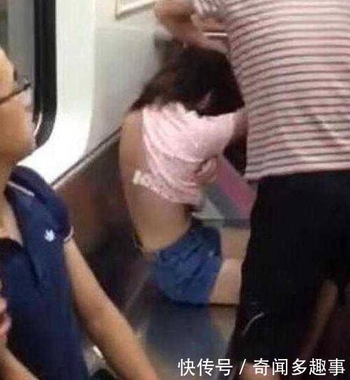 女子地铁上因拍灰尘，被大妈骂没素质，女子一句话没人上前帮她