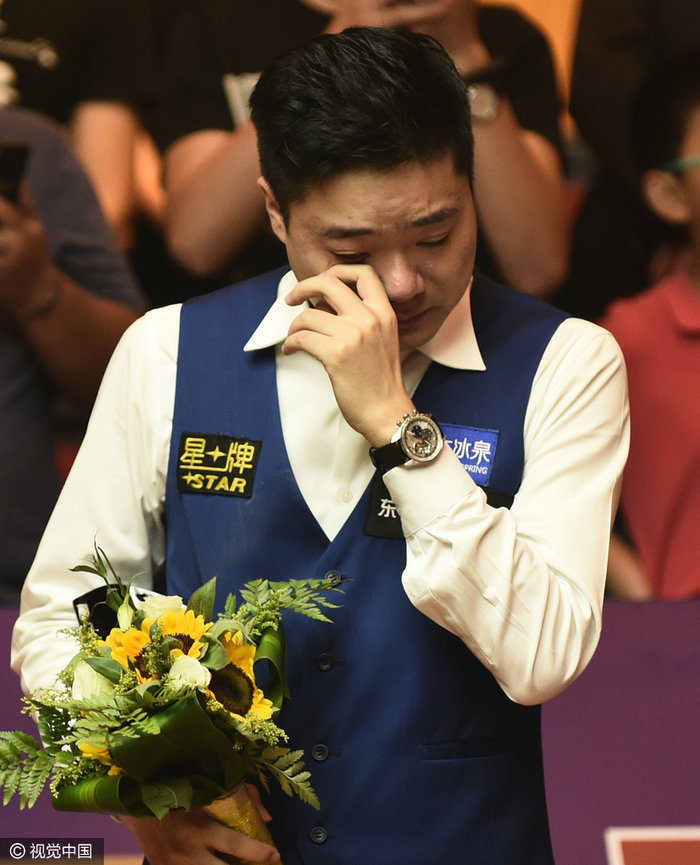 上海克大师赛丁俊晖战胜塞尔比夺冠喜极而泣 职业生涯第12冠