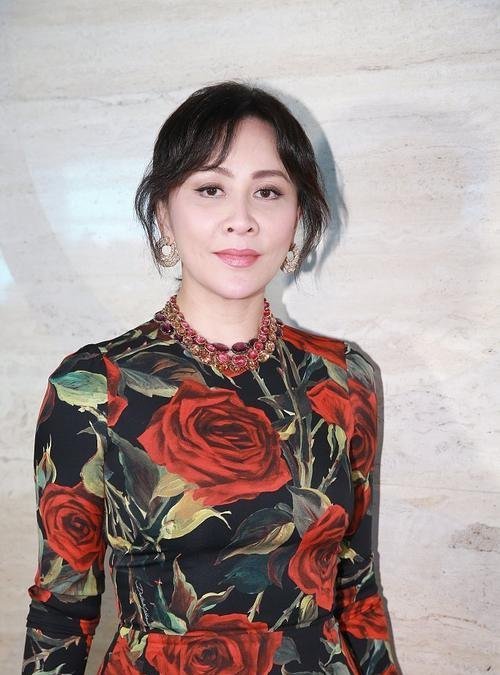 53岁刘嘉玲穿大花裙展复古情怀