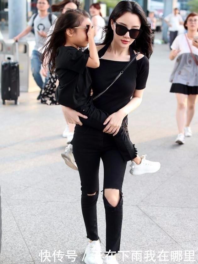 李小璐偶遇粉丝,合照时尴尬弯身躲避!网友:这粉