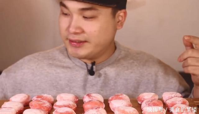韩国吃播小哥直播吃黏糊糊的打糕冰草莓,看起