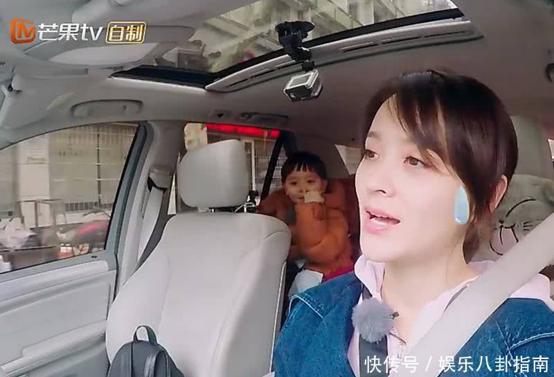 大麟子说英文超搞笑,邓莎在车上直冒汗,网友:抖