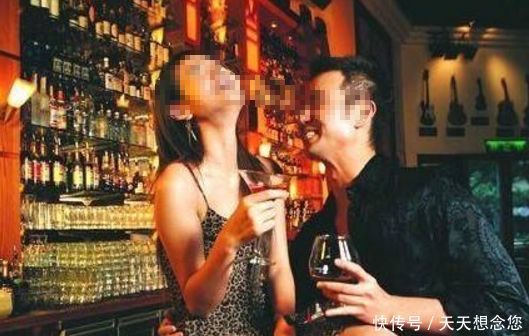 男子在酒吧陪客人饮酒,看到妻子做陪酒女,男子