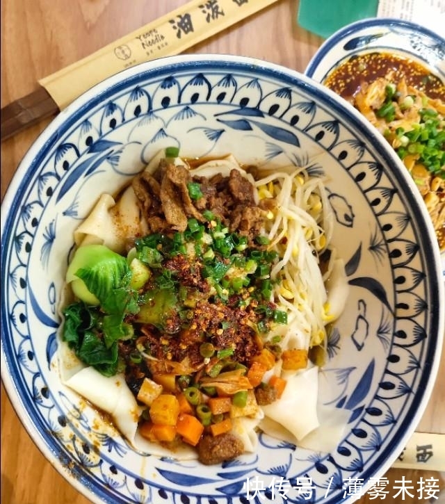 油泼面正宗陕西油泼面小店 t01b5cc66d65bbb7037.jpg