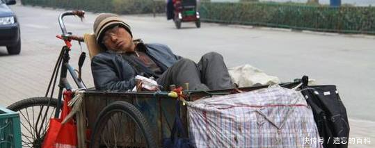 高考父亲给女儿送汤,被拒之门外,校长说的话让