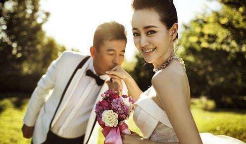 他曾和张歆艺交往7年，后与小15岁娇妻闪婚，出道35年却买不起房