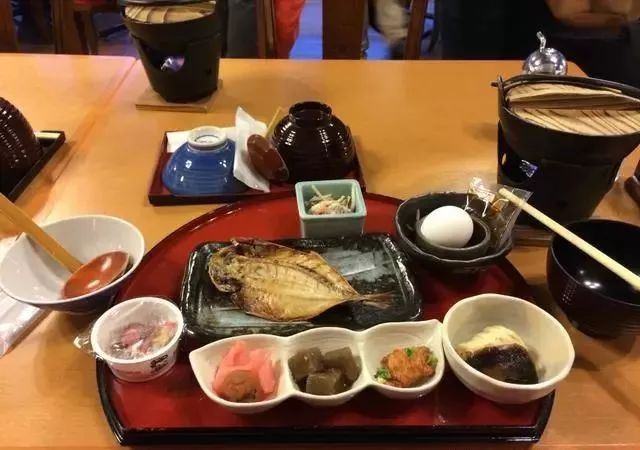 大家发现没,日本街头没有卖早餐的!