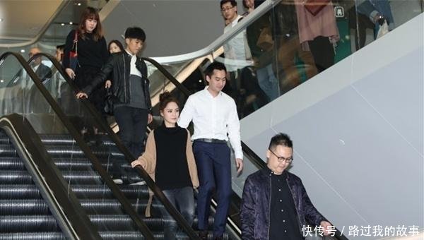 阿娇赖弘国领证现场穿粉色纱裙美出新高度,手