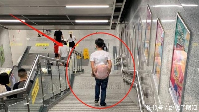 担心女儿淋湿,爸爸用衣服捂住她的脑袋,网友:令人窒息的父爱!