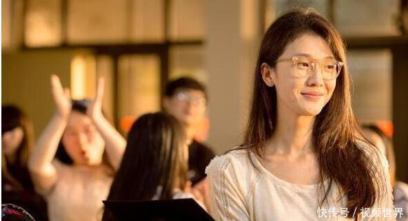 还记得《十八岁的天空》裴佩老师吗?因个子太高无法走红，好可惜