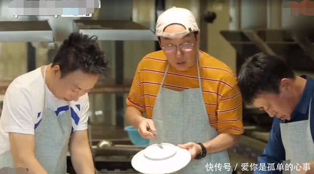 中国公婆让韩国明星帮忙做菜,却不料拿起盘子