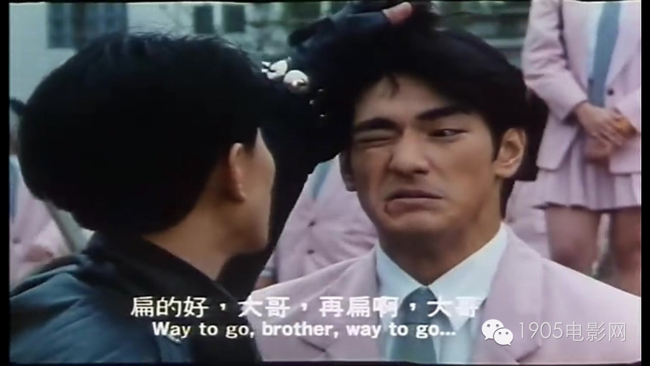 《摆渡人》里,梁朝伟和金城武自毁形象,玩起了空手接白刃,人肉千斤顶