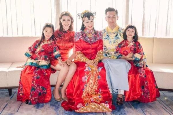 安吉 考拉 11月8日钟丽缇张伦硕婚礼在北京举行,沙溢带安吉参加,并晒出安吉和考拉合影,并写道:“参加张伦硕叔叔的婚礼,其实最大的心愿是来见考拉!”安吉与考拉因为参加《爸爸去哪儿》成为朋友。照片曝光后,网友纷纷前来围观并表示画面养眼,留言称:“天啊!!忽然很想萌上考拉安吉这对CP啊!”安吉最大的心愿是来见考拉。 新浪娱乐讯 日前,钟丽缇身着银白色蕾丝礼服出席上海某活动,低胸礼服勾勒出她迷人的胸部线条,傲人上围引人注目。 新浪娱乐讯 日前,钟丽缇身着银白