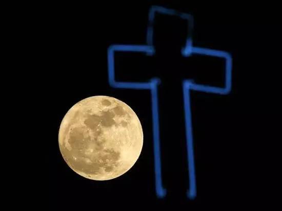 全球各地超级月亮大比拼,新加坡的真令人心塞~