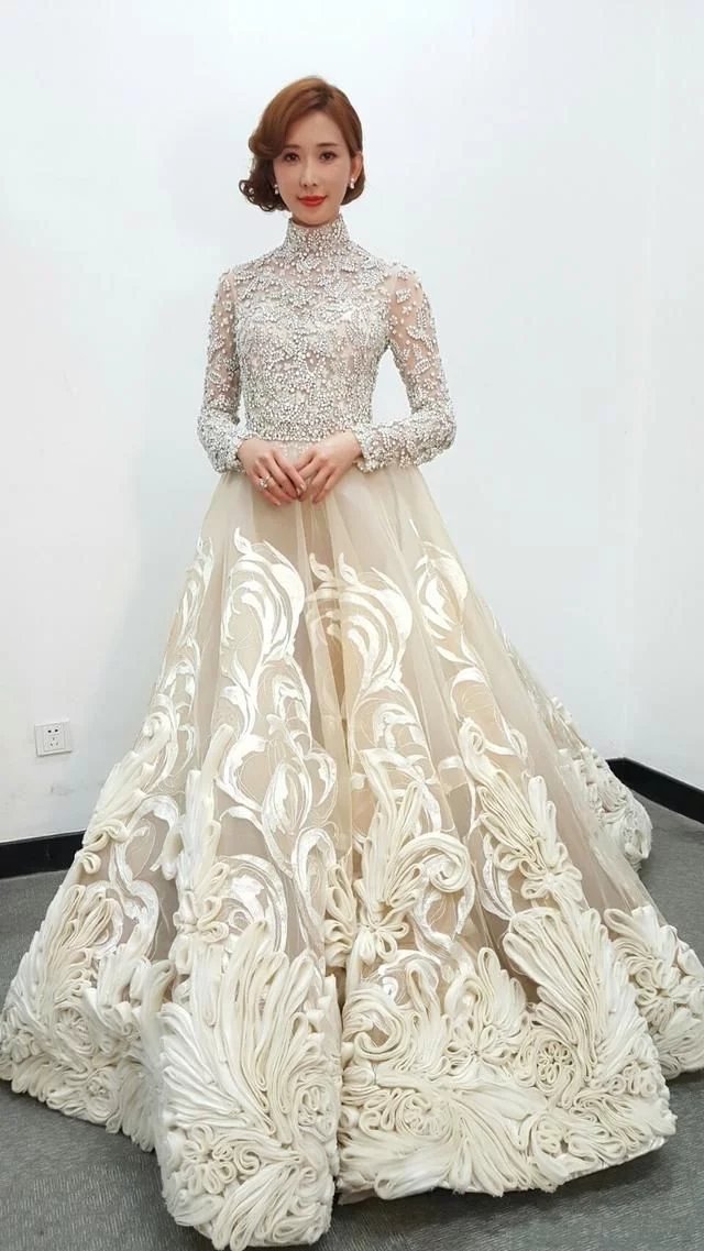 林志玲穿半身裙现身,惊现渔网袜配长靴,网友:土