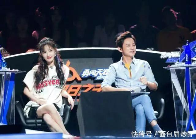 杨幂的蛇形坐姿火遍网络,坐姿相当的独特,一