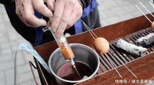 农村小伙把鸡蛋穿成串,年收入上百万,第一次见竟然是这样做的!