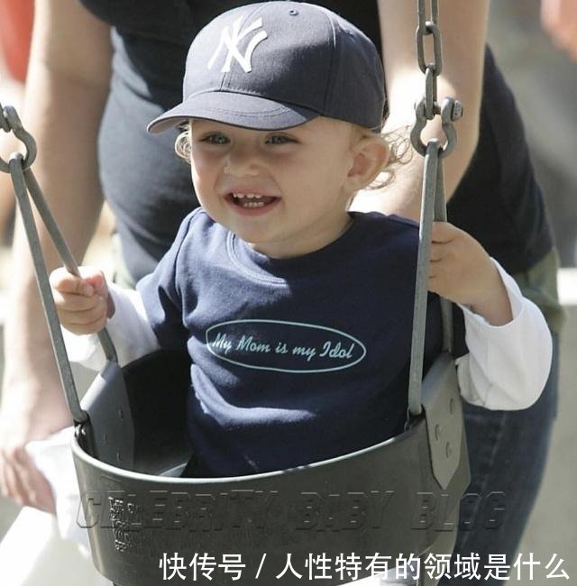 川普一家度假,梅拉尼娅一袭白裙超优雅,儿子巴